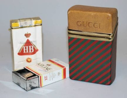 Caja de cigarrillos de Gucci y pañuelo de seda de 