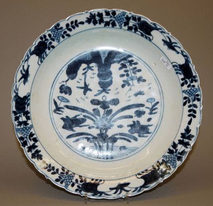 Grande assiette bleue et blanche, probablement de 