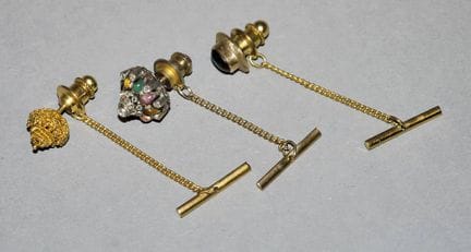 Three tie pins, 2 in gold, one gold-plated, Victor