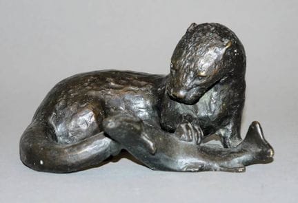 Loutre avec saumon, sculpture en bronze de la fond