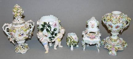 Cinco piezas de porcelana decorativa de Sitzendorf