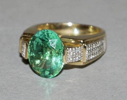 Heavy emerald ring with brilliant-cut diamonds, go
