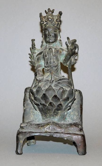 Guanyin sur un trône de lotus, sculpture en bronze