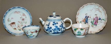 Théière et deux tasses à thé, porcelaines d'export