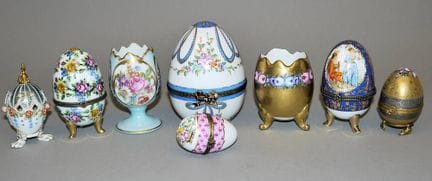 Ocho huevos de porcelana como regalo de Pascua, en