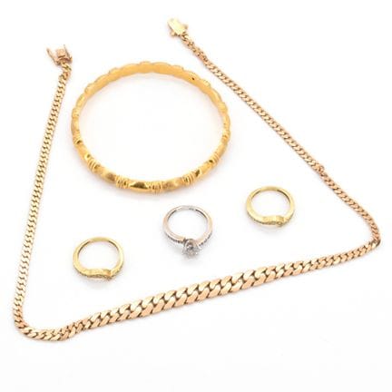 3 anillos, collar y pulsera rígida de oro amarillo