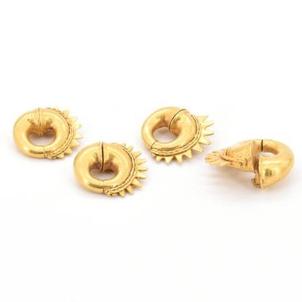 4 adornos de oro amarillo de 18 quilates (rellenos