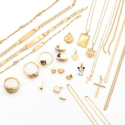 3 anillos, 8 collares, 5 colgantes, 2 cruces, una 