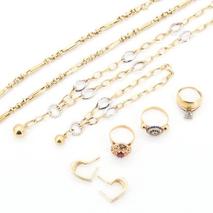 3 anillos, 2 collares, una pulsera y 2 pendientes 