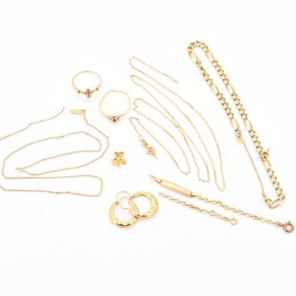 2 anillos, 2 collares, una pulsera, una cadena de 