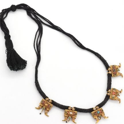 Collar de cordón con 5 colgantes fijos de oro amar