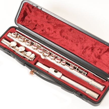 Flauta travesera YAMAHA + estuche  
NL:
 Flauta tr