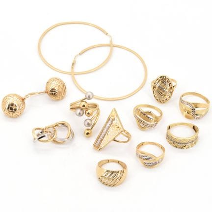 8 anillos y 6 pendientes de oro amarillo y blanco 