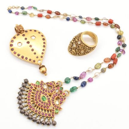 Anillo, collar de perlas y piedras de colores con 