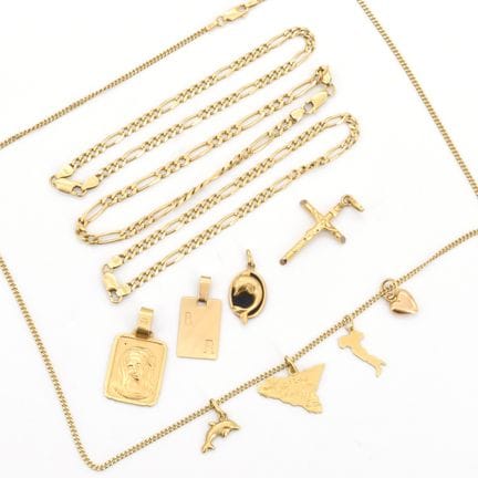 Collar, 7 colgantes, una cruz y 3 pulseras de oro 