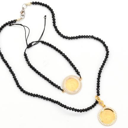 Collar de piedras de colores con colgante de oro a