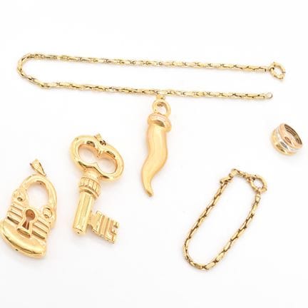 Bague, collier, 3 pendentifs et bracelet en or 3 c