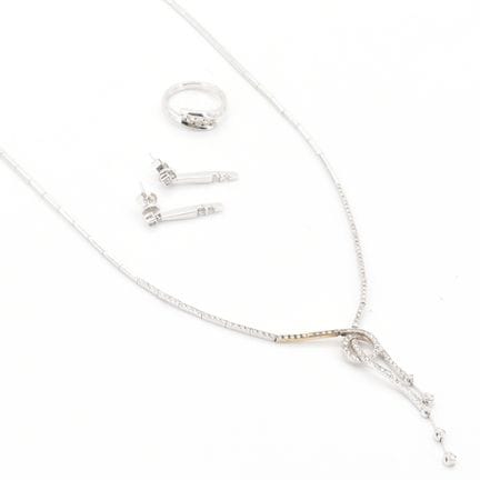 Bague, collier et 2 boucles d'oreilles en or blanc