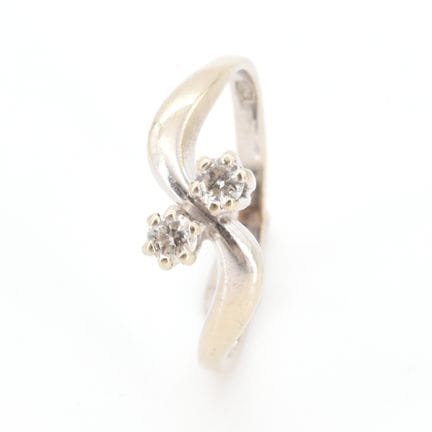 Bague en or blanc 18 ct sertie de 2 brillants +/- 