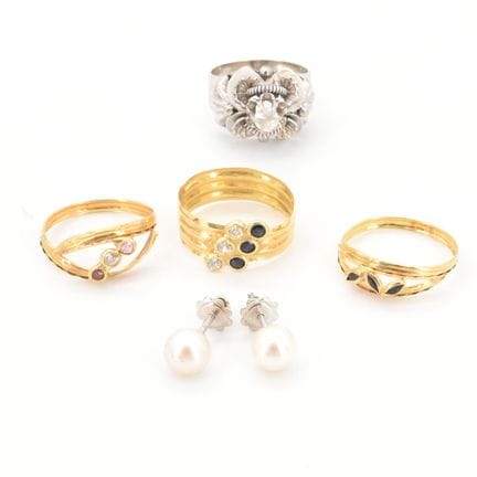 4 bagues et 2 boucles d'oreilles en or jaune et bl