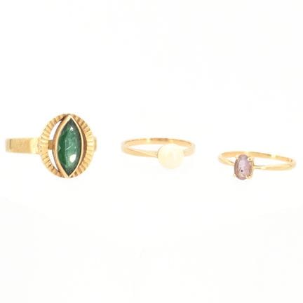 3 bagues et 2 boucles d'oreilles en or jaune 18 ct