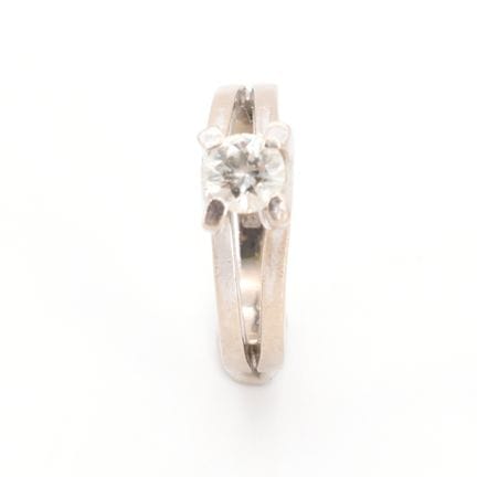 Bague en or blanc 18 ct sertie d'1 brillant +/- 0.