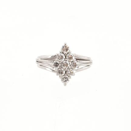 Bague en or blanc 18 ct sertie de 9 brillants +/- 