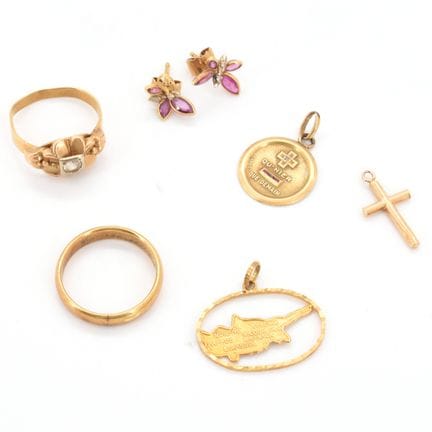 Alliance, bague, 2 pendentifs, croix et 2 boucles 