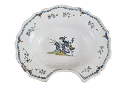 Plat à barbe en faïence à décor polychrome de pani