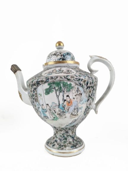 CHINE
Théière en porcelaine polychrome à décor de 