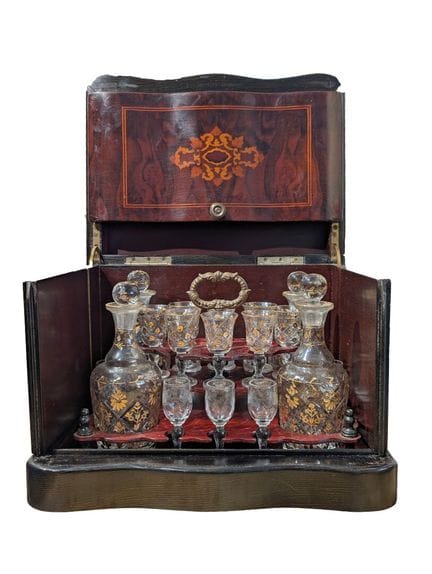 Cave à liqueur en bois de placage à décor marqueté