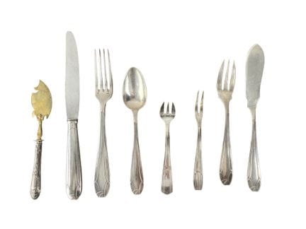 Ménagère en métal argenté comprenant: 
-12 grandes