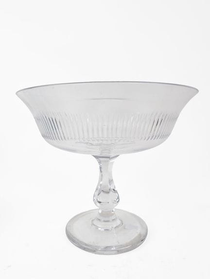 Lot comprenant : 
Coupe type tazza en cristal moul