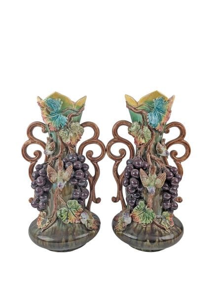 Paire de vases en barbotine à décor d'oiseaux et p