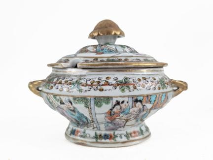 CHINE
Petite soupière couverte en porcelaine polyc