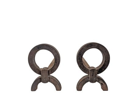 Paire de chenets en fer forgé ornés de cercles.
Tr