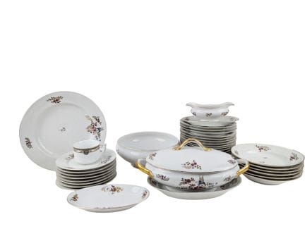 Partie de service en porcelaine comprenant 
15 ass
