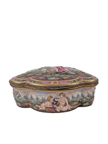 CAPODIMONTE
Boite de forme contournée en porcelain