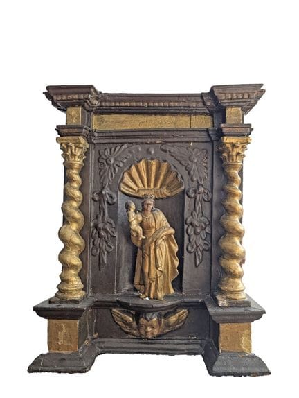 Niche en bois mouluré et sculpté à décor de colonn