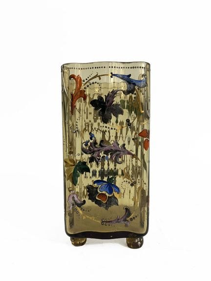 Vase en verre fumé à décor émaillé de motifs feuil