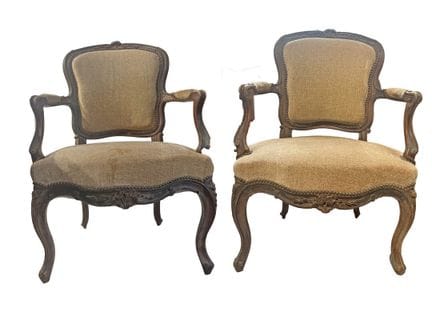 Paire de fauteuils en bois mouluré et sculpté à do