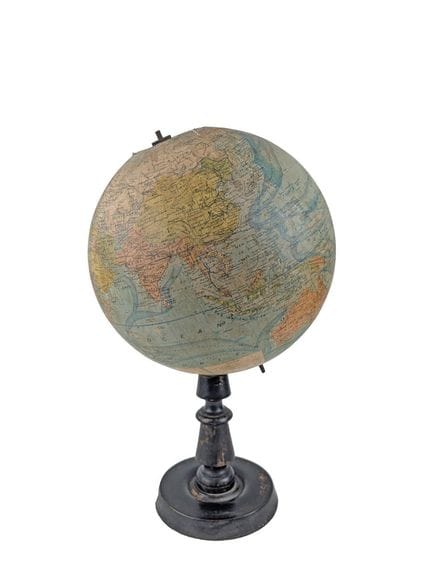Globe terrestre à base en bois laqué noir, J FORES