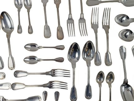 Partie de ménagère en métal argenté modèle filet c