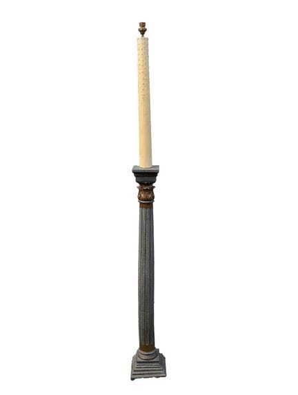 Colonne en bois à décor de cannelures simulées, ch