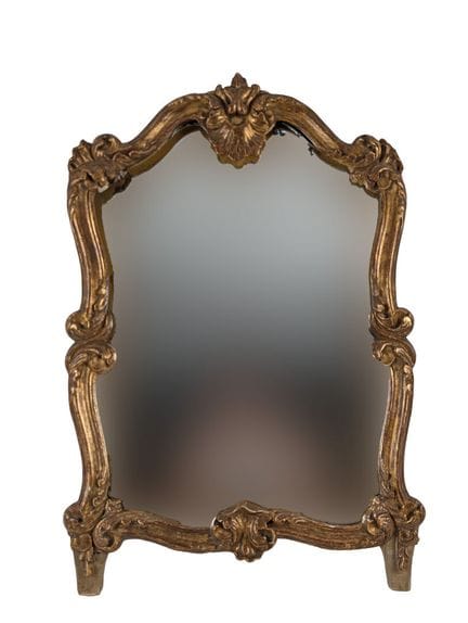 Miroir en bois stuqué et doré à décor d'acanthes s