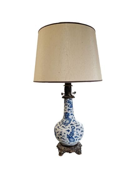 CHINE
Vase monté en lampe en porcelaine à décor ca