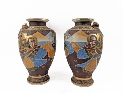 SATSUMA 
Paire de vases en porcelaine polychrome à