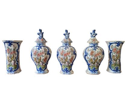DELFT
Garniture comprenant trois vases couverts et