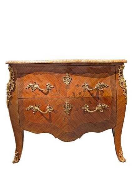 Commode de style Louis XV en bois de placage à déc