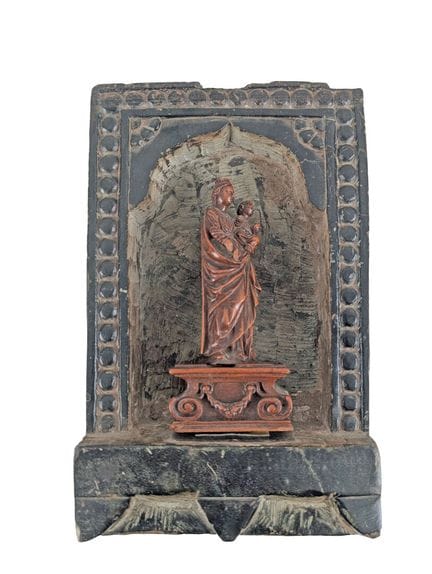 Vierge à l'enfant en buis sculpté
Manque une main 